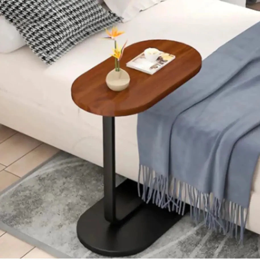 Mesa lateral para sofá, mesa de cabeceira, escrivaninha com tampo de madeira e pés de metal; resistente e prática. AgoraFacilita