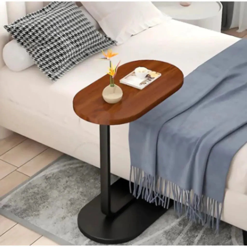 Mesa lateral para sofá, mesa de cabeceira, escrivaninha com tampo de madeira e pés de metal; resistente e prática. AgoraFacilita
